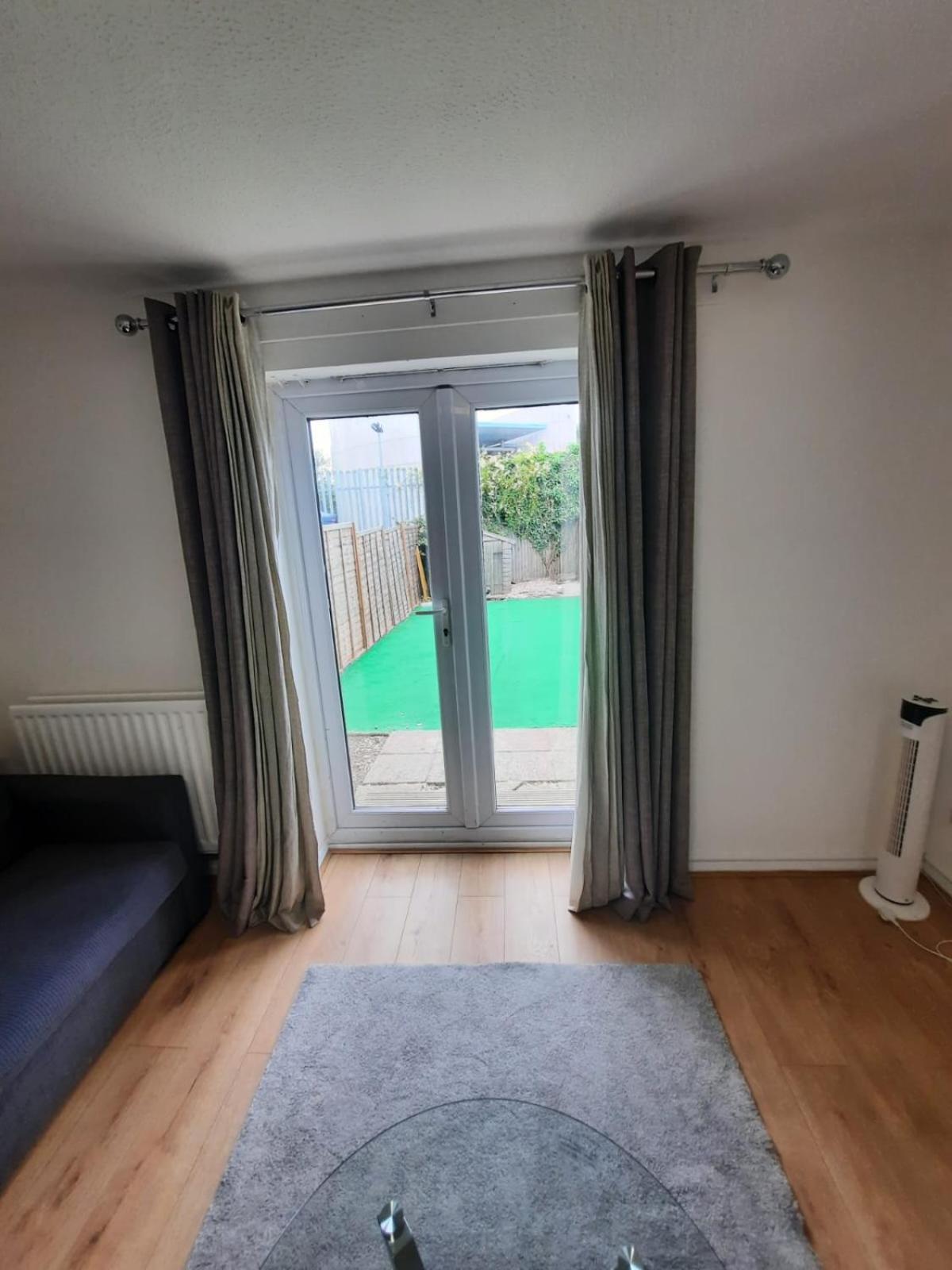 Two Bedroom Luxury House Thamesmead  Bagian luar foto
